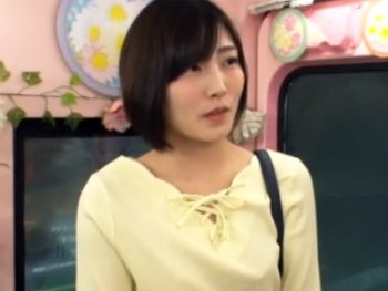 美人JDに素股を頼みヌルッと挿入→デカチン交尾でイキ狂うｗ巨乳素人美少女のアダルト動画