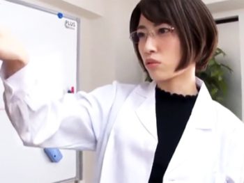 自作の興奮剤を同僚や先輩に飲ませて逆レイプする理系女子お姉さん痴女めがねフェラ手コキのアダルト動画