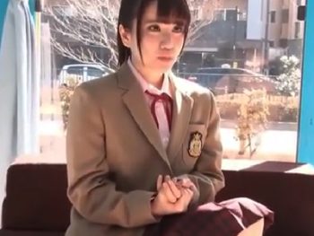 童顔なのに巨乳なギャップJKを言葉巧みに脱がせて生ハメ性交！巨乳素人女子校生美少女ナンパマッサージのエロ動画