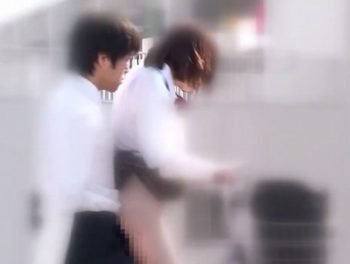 自転車の後ろからまさかの挿入！そのままJKと野外パコｗ女子校生美少女イラマチオ露出のアダルト動画