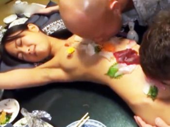 料理と一緒に差し出された美少女を鬼畜男達が美味しそうに輪姦ｗ美少女顔射潮吹き乱交のアダルト動画