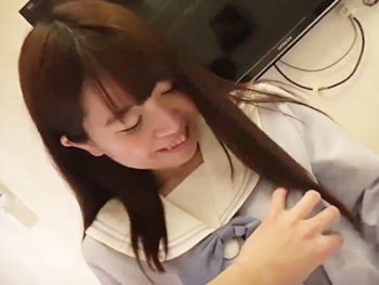 クッソエロイFカップ制服娘が無邪気な笑顔でチンポ咥えこむ巨乳素人美少女痴女ハメ撮りのエロ動画
