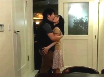 欲求不満な兄嫁とラブラブ不倫！隙あらばチンポの匂いを嗅いでくるド変態妻痴女人妻熟女近親相姦...