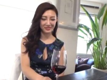 チンポに飢えてる美巨乳人妻GET！連続中出しにも満足げに腰振り！巨乳素人人妻ハメ撮りナンパ中出しのアダルト動画