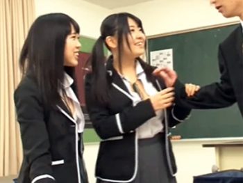 教え子のパンチラ誘惑で理性が吹っ飛び中出しｗ巨乳女子校生中出し3Pのエロ動画