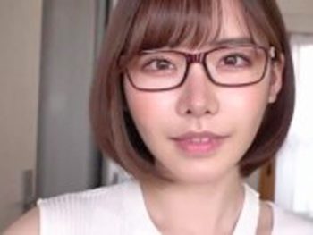 ノーブラで追い出されてた奥さんを寝取りハメ！巨乳美少女めがねのエロ動画