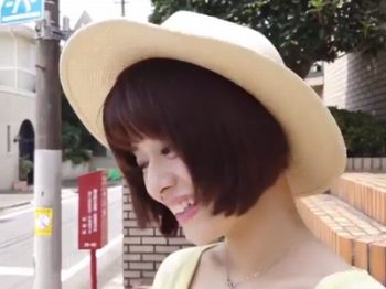 自ら応募してきたとは思えない華やかな美人妻さんが男優チンポに狂いイキ！素人人妻ハメ撮りのAV動画