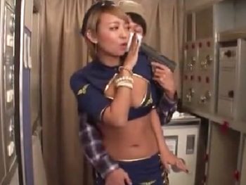 ハイジャック犯が痴女CAに騎乗位でザーメンを搾り取られて制裁を受けるｗギャル痴女中出し3Pのエロ動画