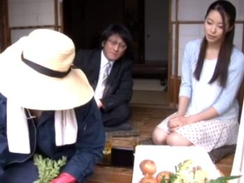 自分の代わりに実家の農業を継いだ弟…恨みと腹いせと共に美人が寝取られる！人妻近親相姦のアダルト無料動画