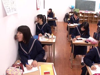 壁や黒板からチンポが生えてていつでもハメ放題の進学校女子校生美少女女教師のアダルト動画
