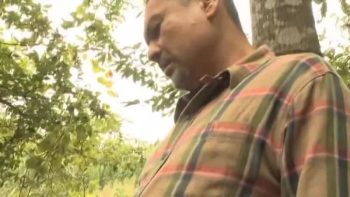 自宅ではエッチできないので車で山奥まで行き野外セックスで解消する中年カップル素人痴女人妻顔...