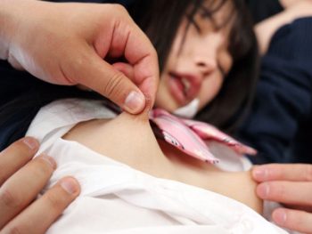 純真無垢な女子の未開発マンコをガン突き！大人のセックスを教えてあげました♡美少女パイパン中...