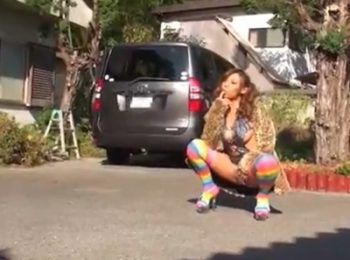 野外AVの撮影を見に来た素人くんを本気で誘惑するエロギャル→いきなりパンツまで脱がされあわ...