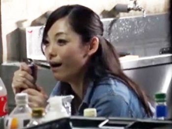 美人熟女が学生とのBBQで泥酔して年下チンコを喰っちゃう一部始終ｗ熟女顔射盗撮の無料エロ動画