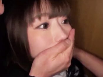 バンドやってる童顔JKが後をつけられてレイプされパイパンマンコに中出しされる女子校生美少女中出しレイプのアダルト動画