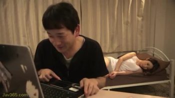 夫の前で中出し痴漢された巨乳妻がエッロすぎて大量射精不可避！巨乳素人お姉さん中出しフェラ手コキのエロ動画