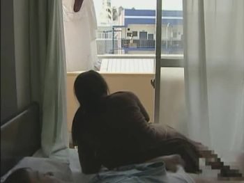 昼間っからベランダでご近所さんに見せつけるように青姦巨乳熟女フェラのアダルト動画
