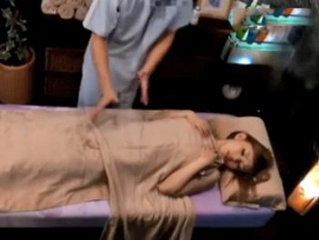 媚薬マッサにガチ発情→痙攣しながら中出し受け入れたギャル素人ギャル中出しレイプ盗撮マッサージのエッチ動画