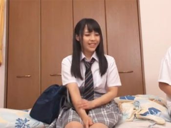 家に遊びに来た美人彼女を鬼パコで逝かせる女子校生美少女水着ぶっかけのアダルト動画