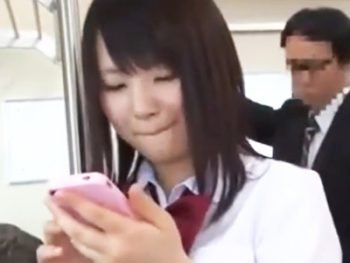 スマホに夢中で尻を触っても気づかないので肉棒ぶち込み痴漢レイプｗ女子校生美少女レイプ痴漢のエッチな動画