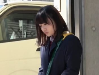 黒髪ロングのウブそうなJKが自分から人影で誘ってくる青姦パコ美少女露出のアダルト動画