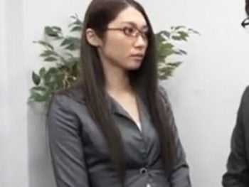 呼び出されたらいつでもご奉仕！中出し便器の美人メガネ秘書ｗお姉さんOLめがね中出しフェラのアダルト動画