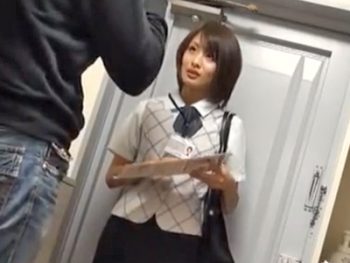 訪問販売のお姉さんを居酒屋に連れ込んで酔わせ店内パコｗお姉さん熟女中出しのアダルト動画