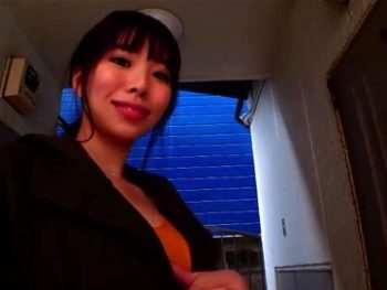 旦那より年下のチ○コを下品な舌使いで嬉しそうに味わうドスケベ人妻フェラ人妻のアダルト動画