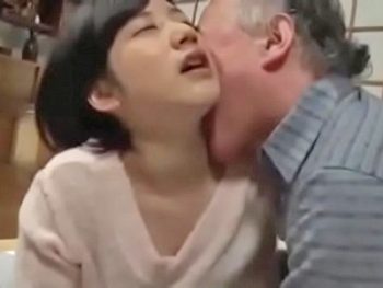 孫を溺愛しすぎて一線を踏み越えちゃうお爺ちゃん美少女パイパンのアダルトエロ動画