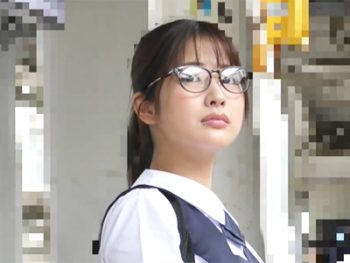 メガネ優等生美少女が極悪ドス黒マラの中出し痴漢の餌食に‥！女子校生美少女中出しレイプ痴漢のエロ動画