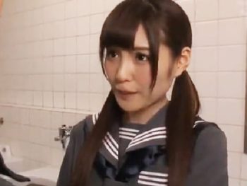 公衆トイレでおじいさんを弄ぶ痴女JK美少女痴女のエロ動画