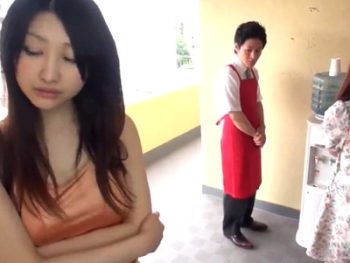 無料のウォーターサービスの罠！媚薬入り水を飲まされた美女が愛液だだ漏れNTR巨乳お姉さん痴女のアダルト動画