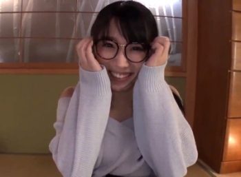 眼鏡が可愛すぎる童顔女子美少女が何度も何度も逝かされるトランス絶頂美少女めがねのアダルト動画