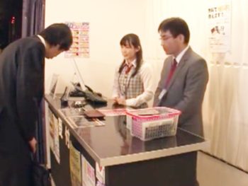 ネットカフェの痴女店員が寝てる客を誘惑して中出しパコサービスｗ巨乳お姉さん痴女中出しの無料エロ動画