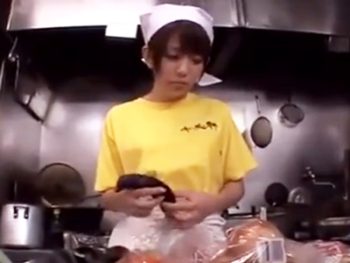 下町のラーメン屋で働く看板娘が客達のチンポをフェラ抜き！美少女痴女顔射フェラのアダルト動画