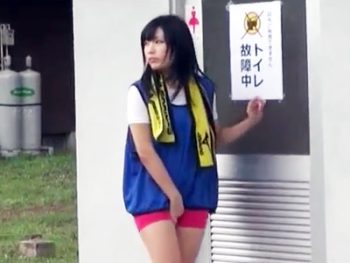 フットサル中におしっこ我慢出来なくなった巨乳娘→野ション目撃されなし崩し中出しパコ！巨乳美...