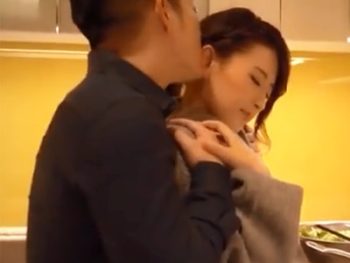 清楚な美人妻が料理中に耳を責められて発情→イチャパコ開始お姉さん人妻顔射のアダルト動画