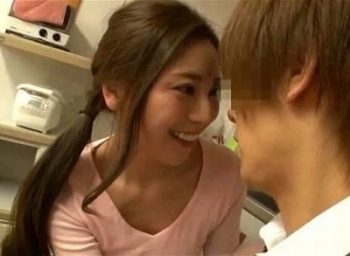 イケメンを無理やり家に連れ込んで若チンポに現を抜かす若妻さん！巨乳お姉さん痴女のアダルト動画