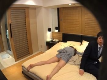 泥酔したOLをラブホへ連れ込み！我慢できなくなって不倫パコ巨乳素人OL盗撮のエロ動画