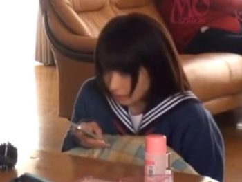 こたつの中で無防備晒してた友人の妹に中出し！素人女子校生美少女中出しのAVエロ動画