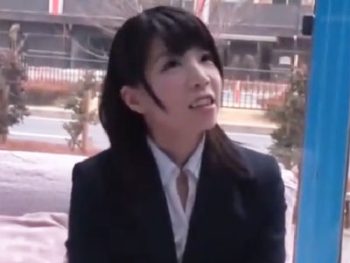 小柄な美少女OLが初対面の早漏君とMM号内で禁断ハメ展開素人お姉さんOLのエロ動画