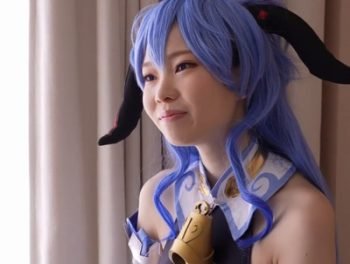 素でかわいい美少女レイヤーがまさかのオフパコ→オヤジカメコの精子をたっぷり注ぎ込まれる孕ませ中出し素人美少女コスプレ中出しハメ撮りのアダルト動画