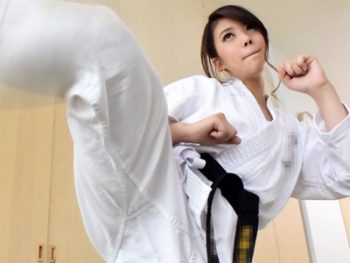 全国大会常連の黒帯美少女がAV撮り！畳の上で激しすぎるガチSEX！巨乳美少女顔射のアダルト動画