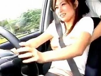 ※絶対にマネしないで下さい※騎乗位で挿入しながら女に運転させる危険なドライブ！お姉さん痴女フェラのアダルト動画