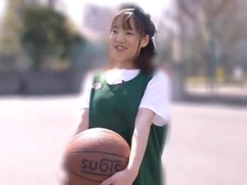 現役バスケットボールプレイヤーが自慢の身体を惜しみなく披露しデビュー！巨乳美少女デビュー作のエロ動画