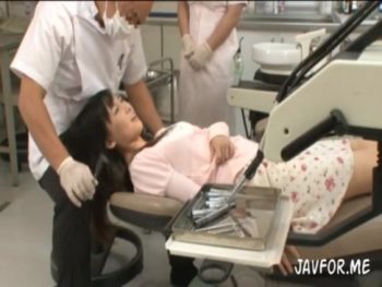 清楚な感じの巨乳素人妻が鬼畜歯医者に薬を盛られて中出しレイプされちゃう！巨乳素人人妻中出しイラマチオレイプ盗撮のポルノ動画