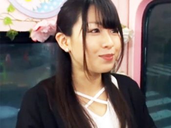 女子大生ががピンクパンティで素股→強引に生チンコぶち込み着衣エッチ巨乳素人美少女のアダルト...