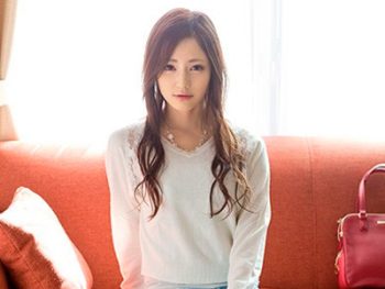 尻のラインまで見えるピッタリパンツを撫で回して股間だけ穴を開け着衣のまま合体！お姉さん顔射手コキのアダルト動画