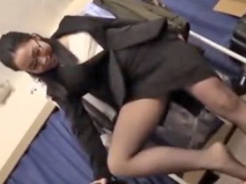 パンスト眼鏡の熟女OLに足コキされたので中出しチンポで反撃！巨乳痴女熟女OLパンストめがね...