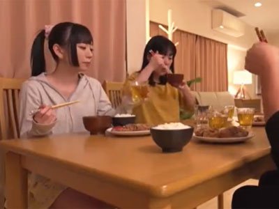 清楚な黒髪美少女が台所で隠れて手コキ＆フェラチオ抜き美少女フェラ手コキのエロAV動画